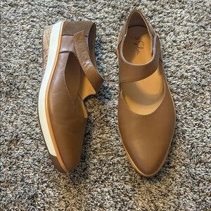 Soleni Marie Flat NWOT